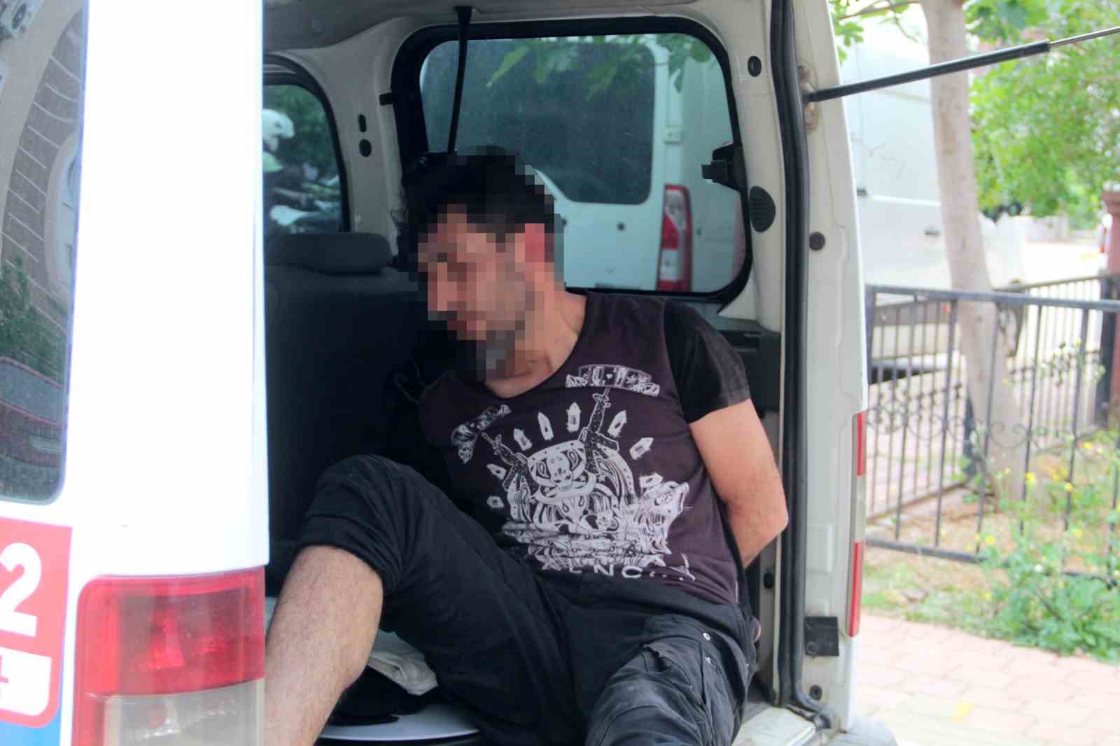 POLİSİN 'DUR' İHTARINA UYMAYAN ŞÜPHELİ SÜRÜCÜ, 2 ÇÖP KONTEYNERİ VE