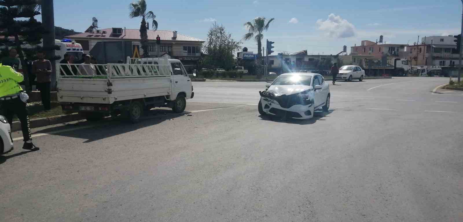 ANTALYA’NIN GAZİPAŞA İLÇESİNDE OTOMOBİLLE KAMYONETİN ÇARPIŞMASI SONUCU MEYDANA GELEN KAZADA