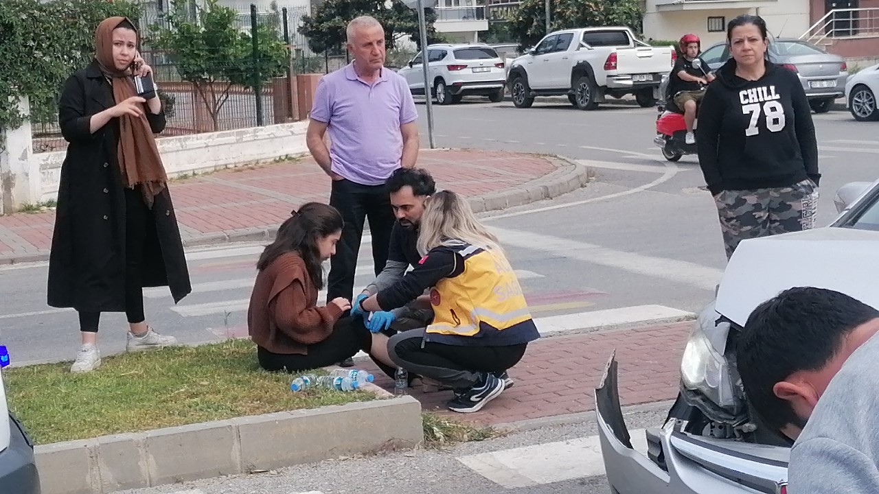 ANTALYA’NIN MANAVGAT İLÇESİNDE TİCARİ TAKSİ İLE OTOMOBİLİN ÇARPIŞTIĞI KAZADA 2
