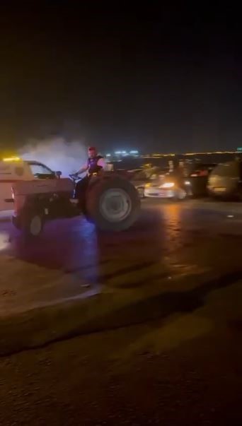 ANTALYA’DA TRAKTÖRÜYLE DRİFT ATAN GENCİN TEHLİKELİ HAREKETLERİ CEP TELEFONU KAMERASINA