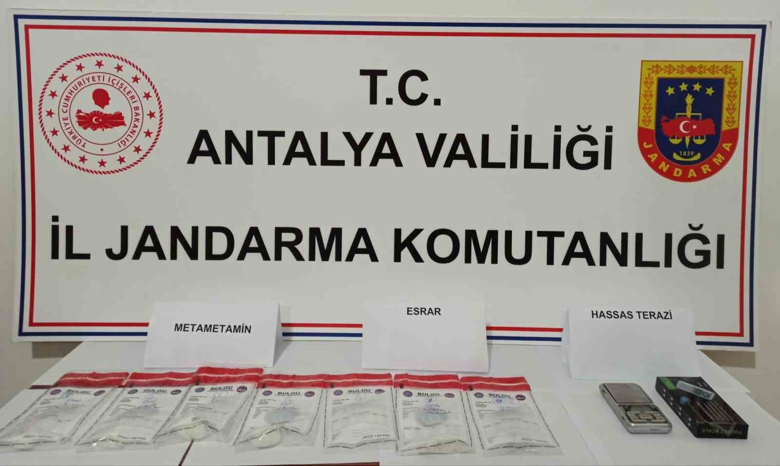 ÇALIŞMALARDA 45 GRAM SATIŞA HAZIR METAMFETAMİN VE 5 GRAM KUBAR