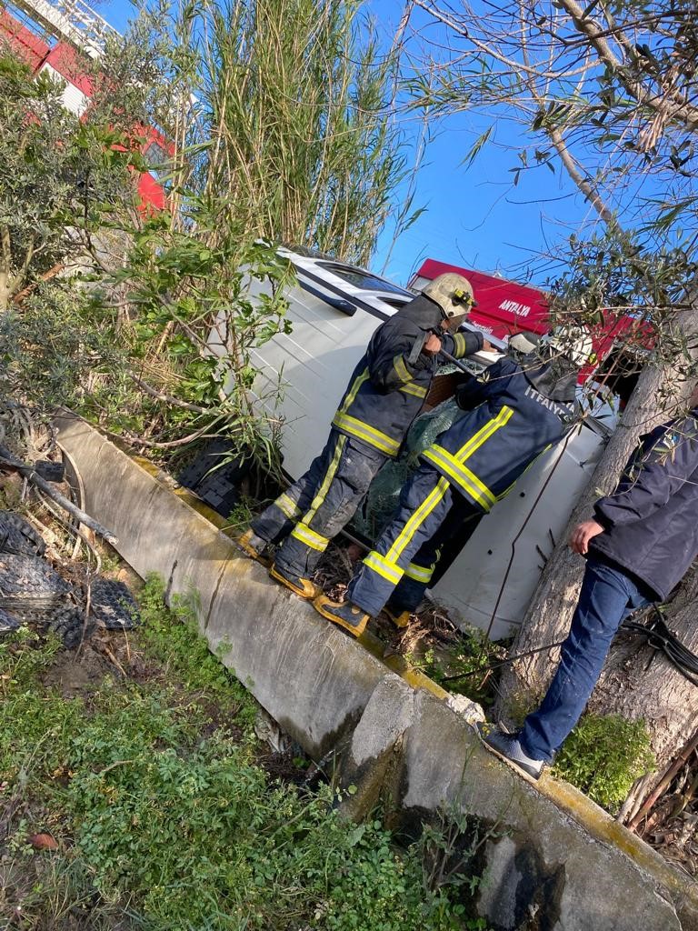 ANTALYA'NIN SERİK İLÇESİNDE YOLDAN ÇIKAN OTOMOBİL ŞARAMPOLE YUVARLANDI, SÜRÜCÜ YARALANDI