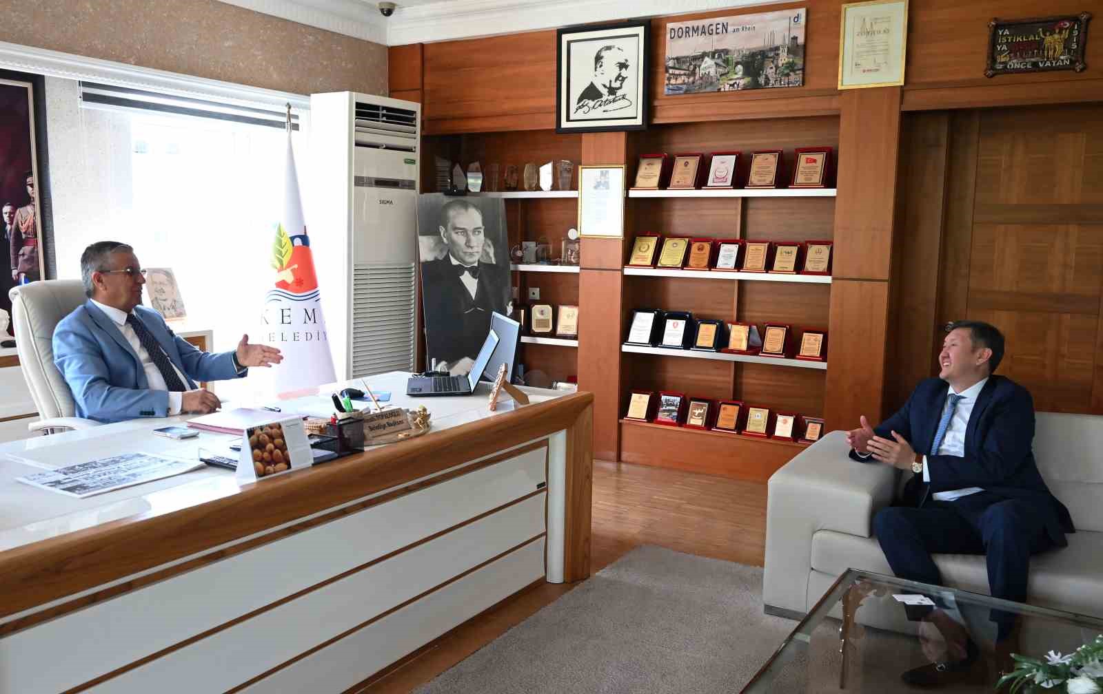 KEMER BELEDİYE BAŞKANI NECATİ TOPALOĞLU’NU(SOLDA) ZİYARET EDEN KAZAKİSTAN ANTALYA BAŞKONSOLOSU