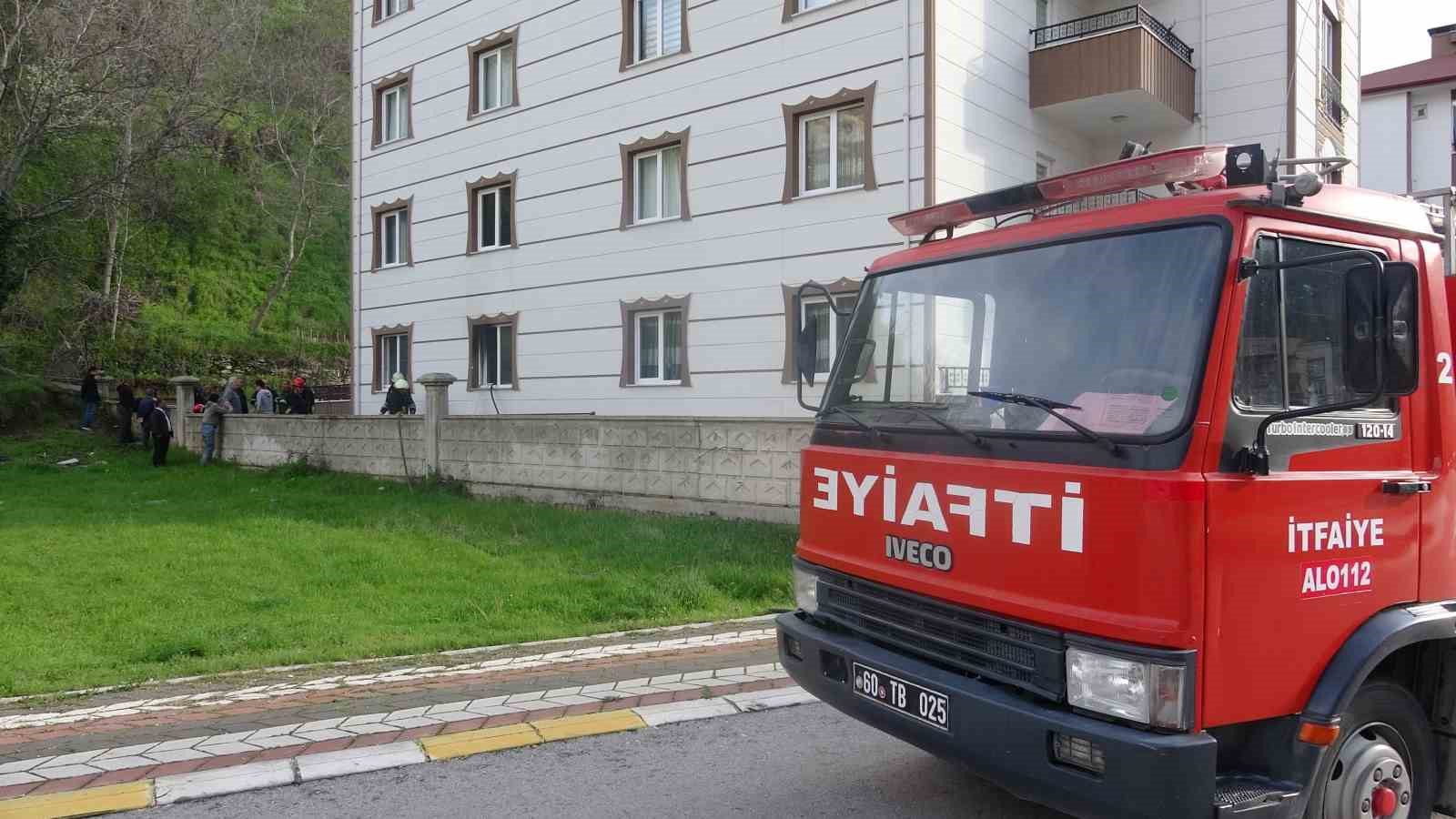TOKAT'TA BİR APARTMAN DAİRESİNDE ÇIKAN YANGIN EKİPLERİ HAREKETE GEÇİRDİ.