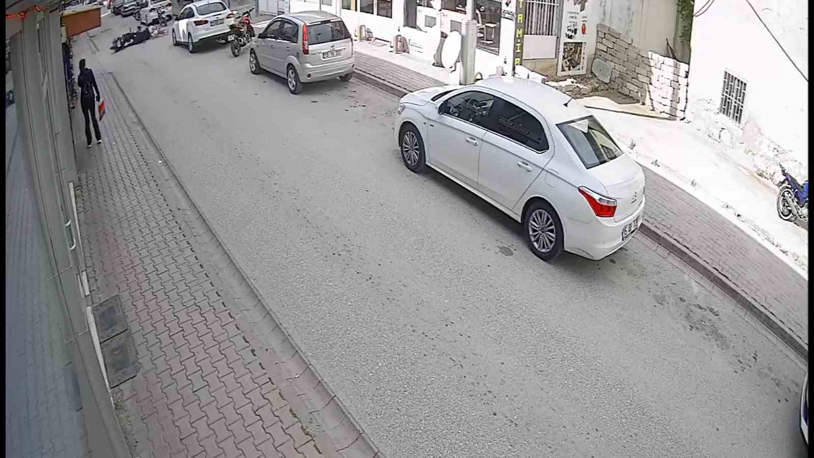 BURDUR'UN BUCAK İLÇESİNDE MEYDANA GELEN TRAFİK KAZASINDA MOTOSİKLETİN ÇARPTIĞI BİSİKLET