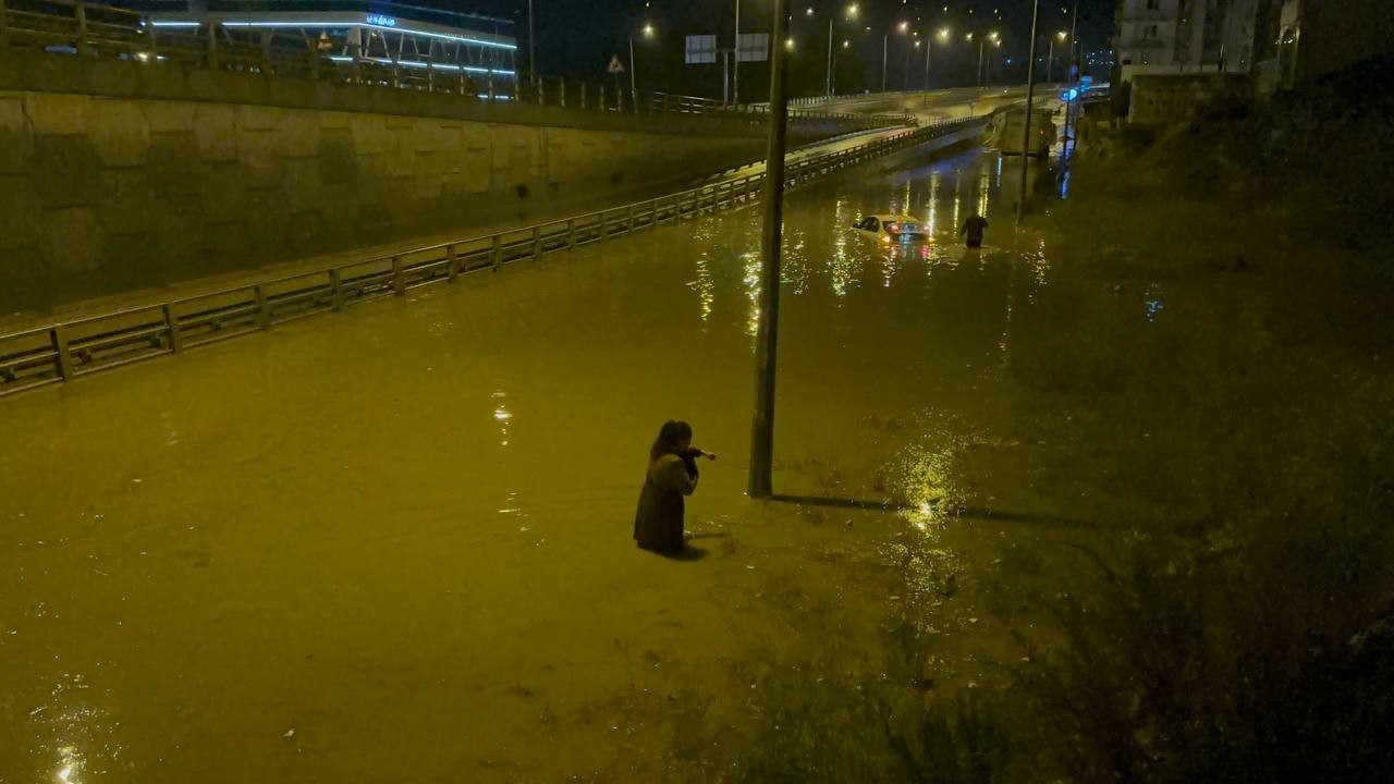 ARAÇLAR YAĞMUR SULARININ İÇİNDE KALDI