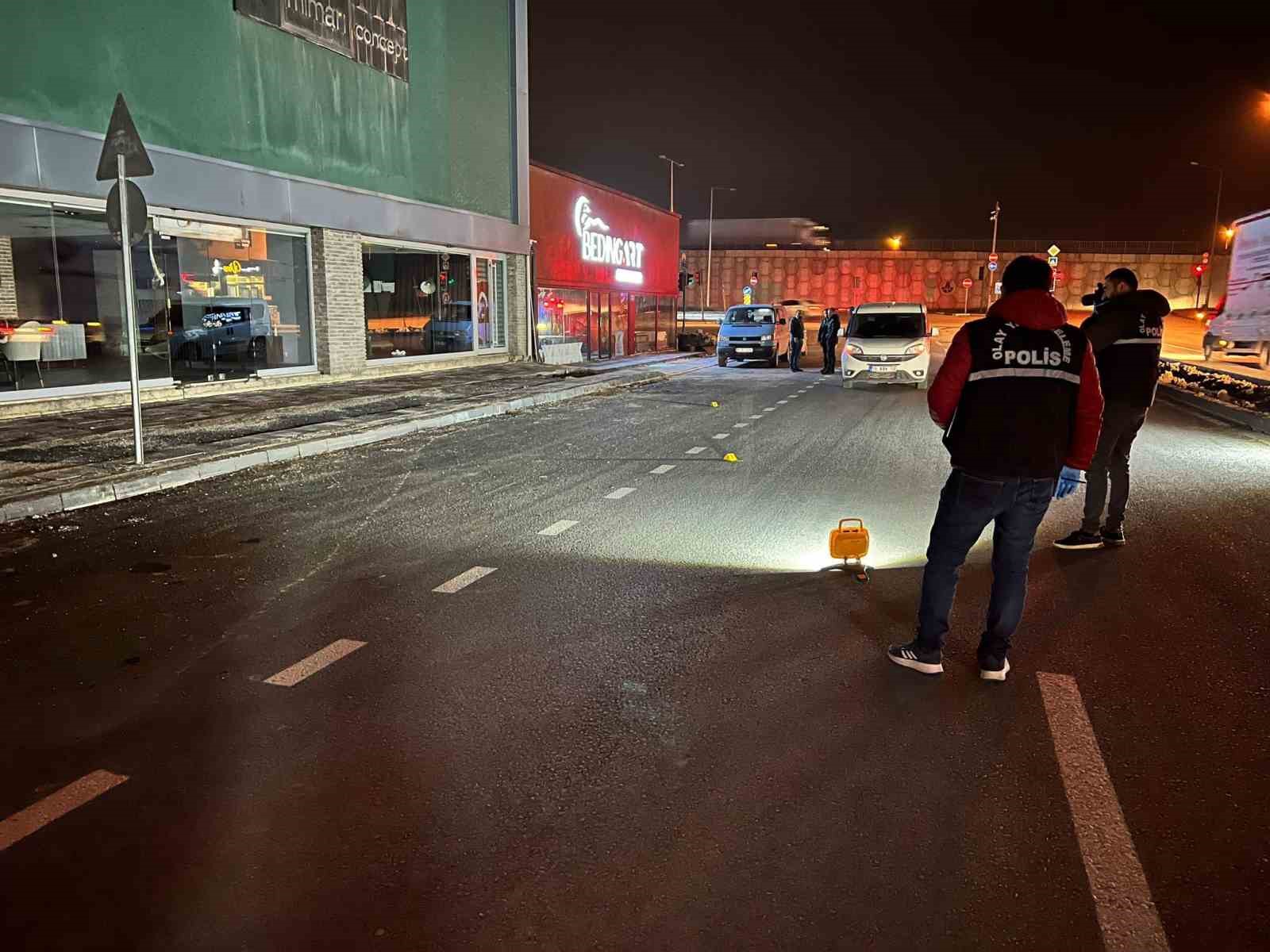 BURSA'NIN İNEGÖL İLÇESİ MAHMUDİYE MAHALLESİNDE MEYDANA GELEN OLAYDA ARKADAŞLARIYLA SOKAKTA
