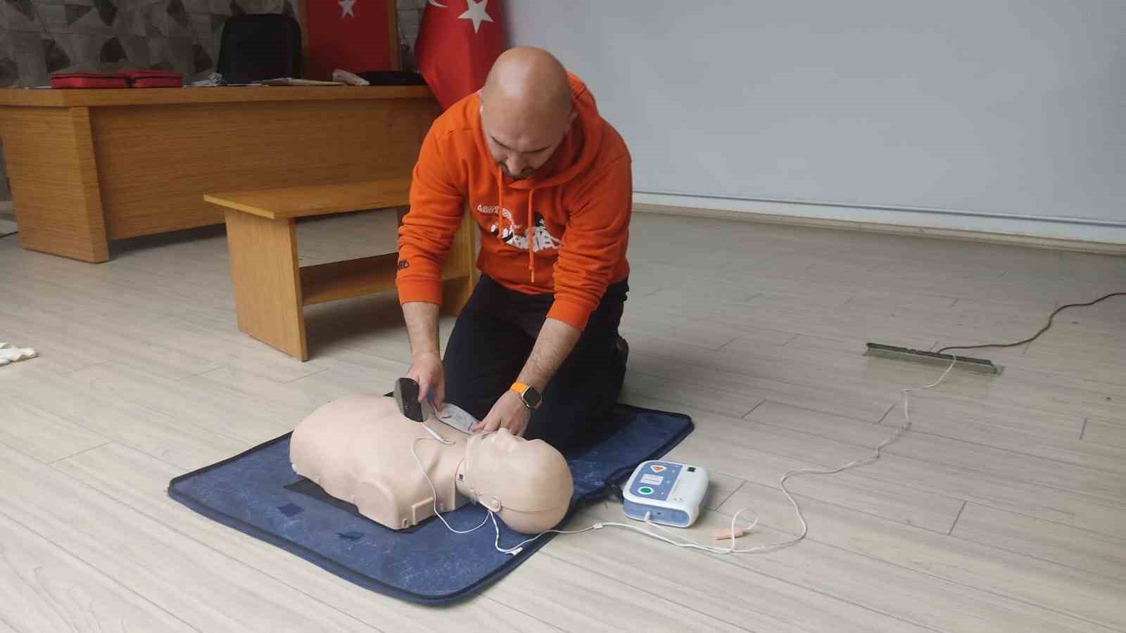 DÜZCE’DE ARAMA KURTARMA EKİPLERİNE İLK YARDIM EKİPLERİ VERİLMEYE DEVAM EDİYOR.