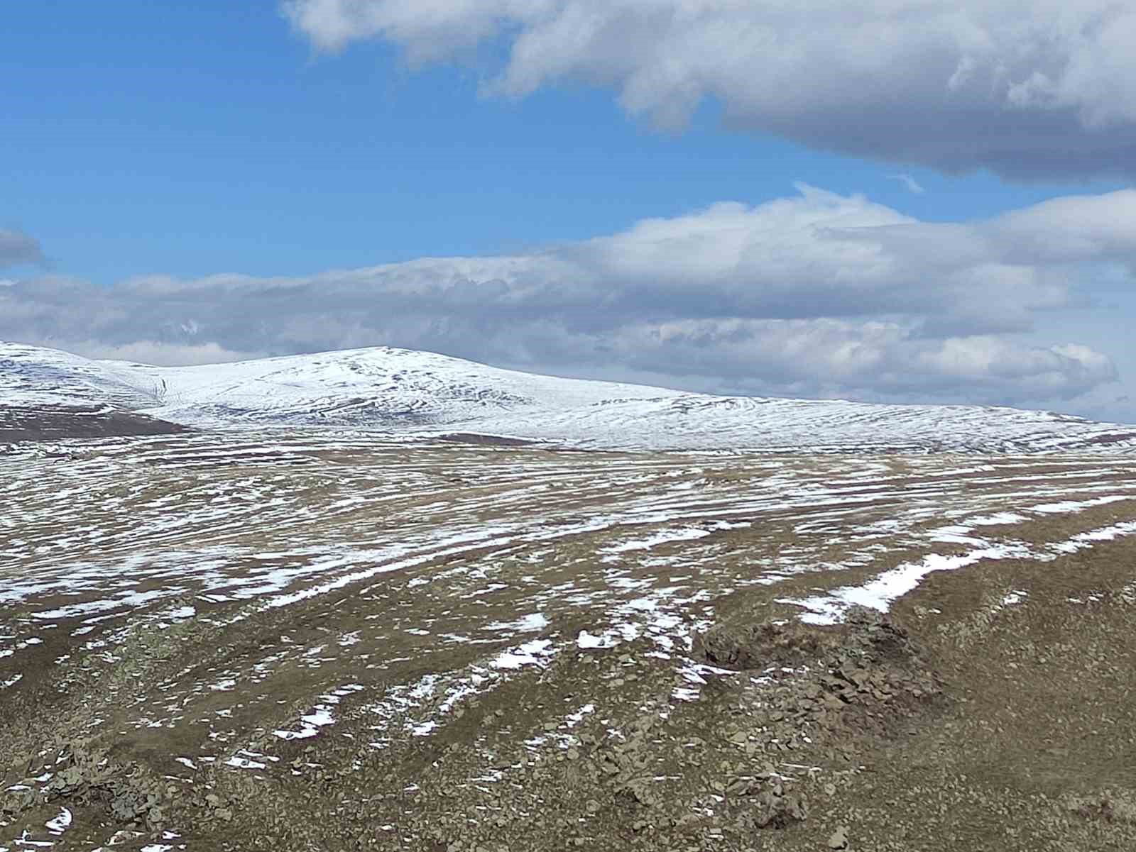 ARDAHAN'DA VATANDAŞLAR, YENİ GÜNE KARLA UYANDI.