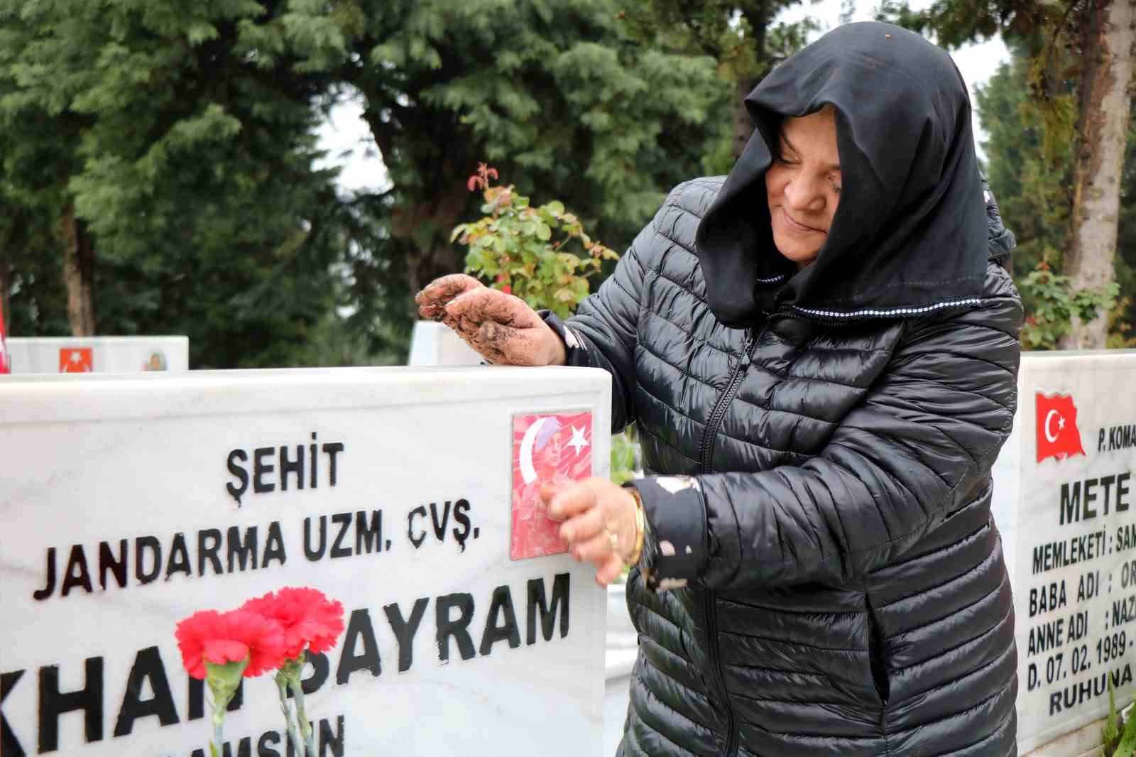 SAMSUN’DA RAMAZAN BAYRAMI AREFE GÜNÜ ŞEHİTLİKLERDE DUYGUSAL ANLAR YAŞANDI.
