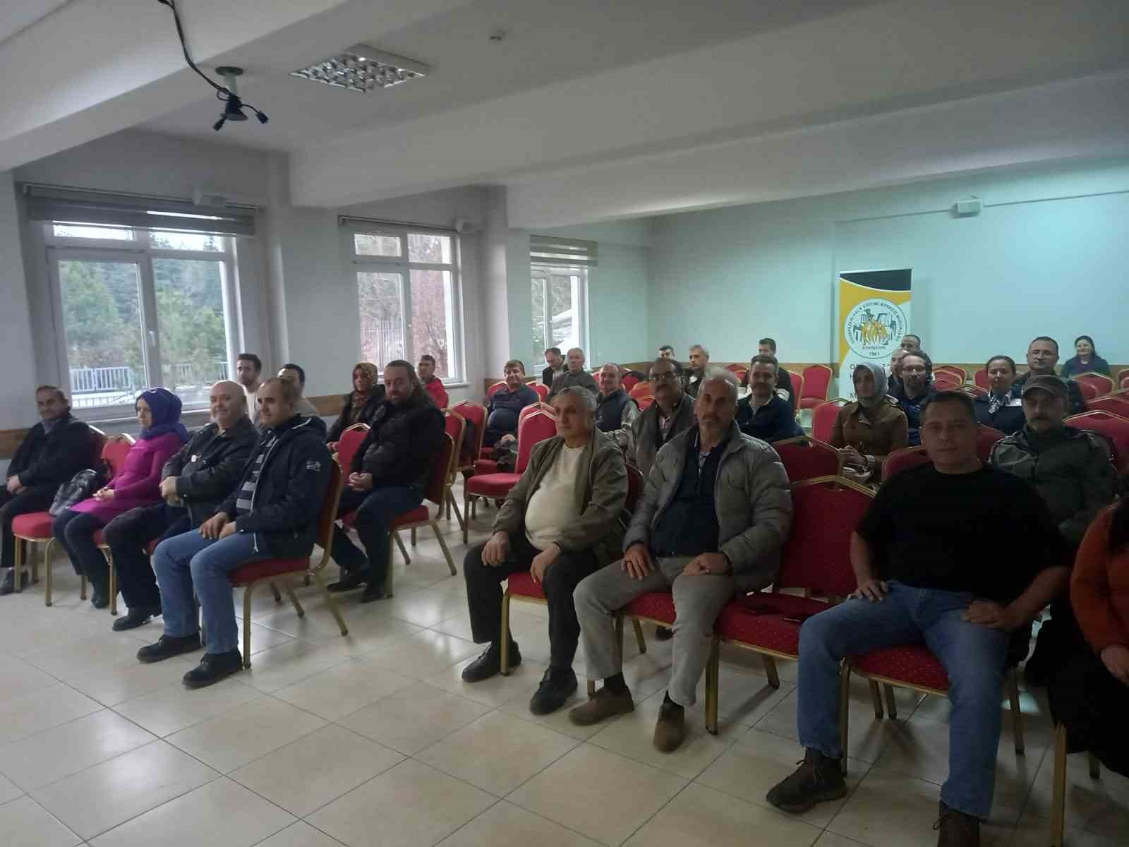 ARICILIK KURSUNA KATILIM SAĞLAYAN VATANDAŞLAR