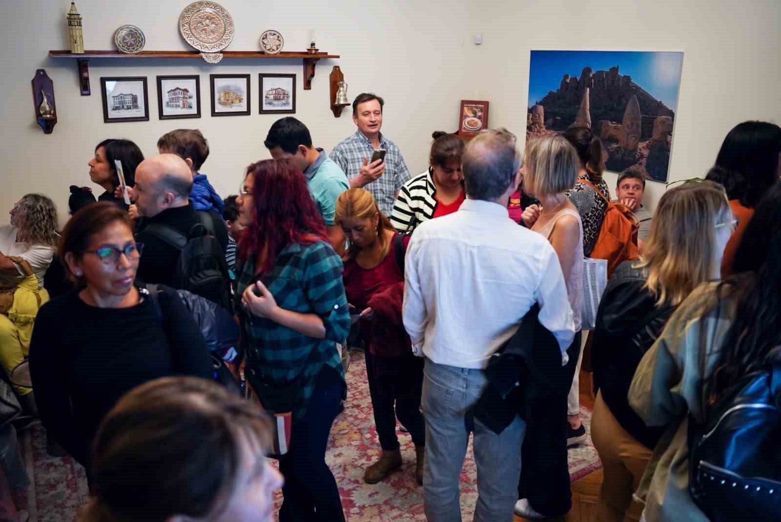 ARJANTİN’DE DÜZENLENEN “BÜYÜKELÇİLİKLER GECESİ”NE KATILAN YUNUS EMRE ENSTİTÜSÜ, GECEYE KATILAN