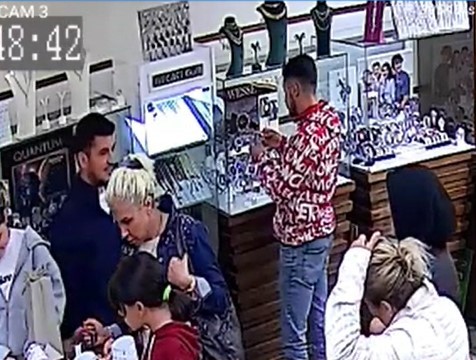 YALOVA'DA BİR MAĞAZADAN 3 BİN LİRA DEĞERİNDEKİ ERKEK KOL SAATİNİ