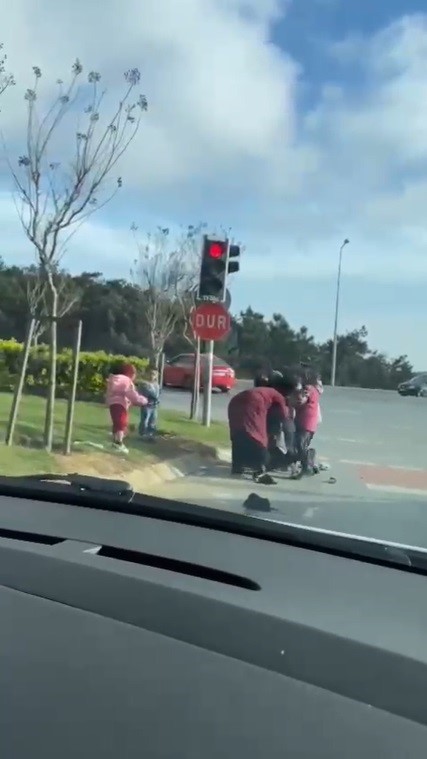 ARNAVUTKÖY’DE DİLENCİLERİN BÖLGE YÜZÜNDEN ETTİKLERİ KAVGA CEP TELEFONU KAMERASI İLE