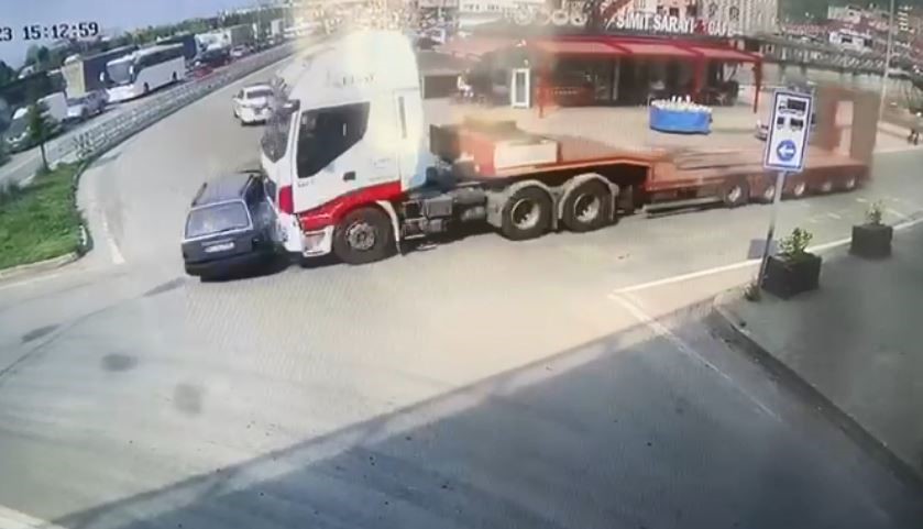 ARTVİN’İN HOPA İLÇESİNDE TIR İLE OTOMOBİLİN ÇARPIŞMASI SONUCU MEYDANA GELEN