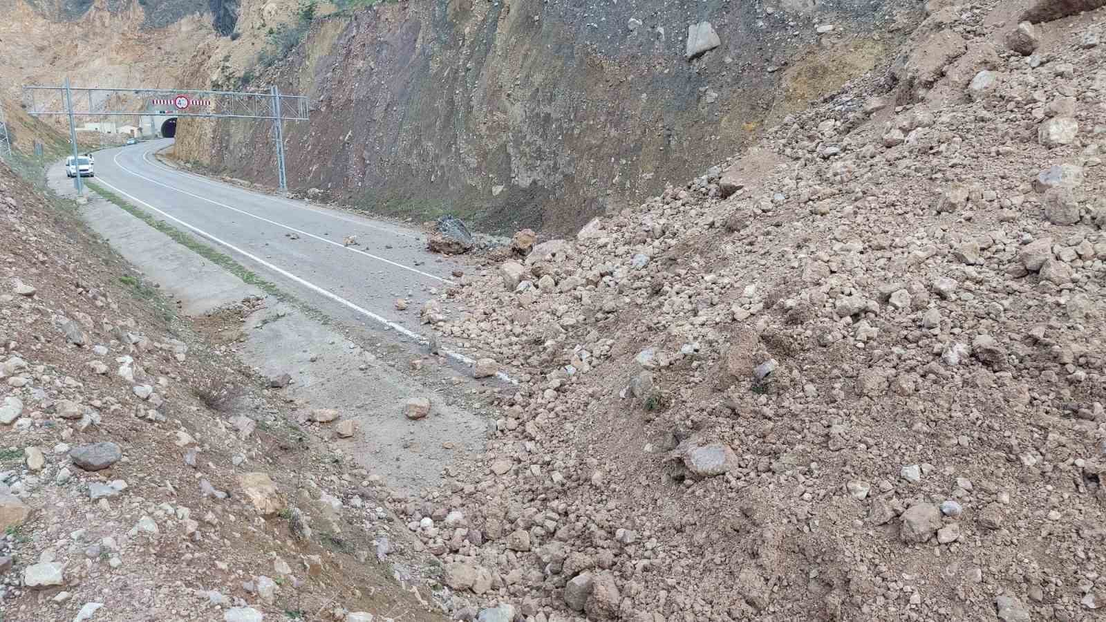 ARTVİN-ARDANUÇ KARA YOLUNDA YAŞANA HEYELAN SONUCUNDA ULAŞIMA KAPANAN YOL YENİDEN