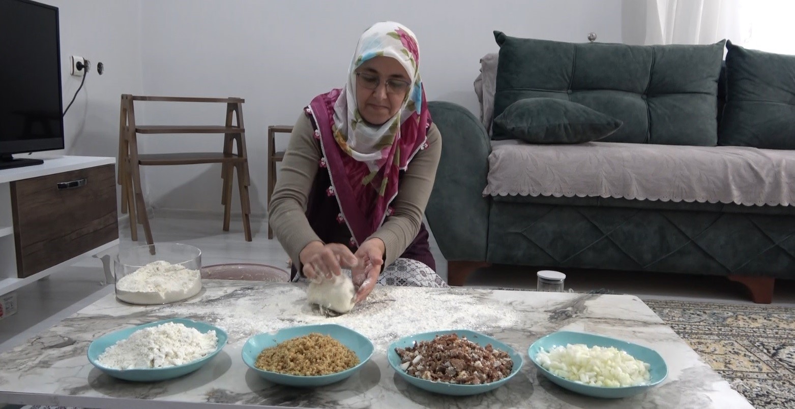 MUŞ’TA YAŞAYAN ZAZALAR, VAZGEÇEMEDİKLERİ YÖRESEL LEZZETLERİNDEN ZAZA BÖREĞİ (HEŞ) 