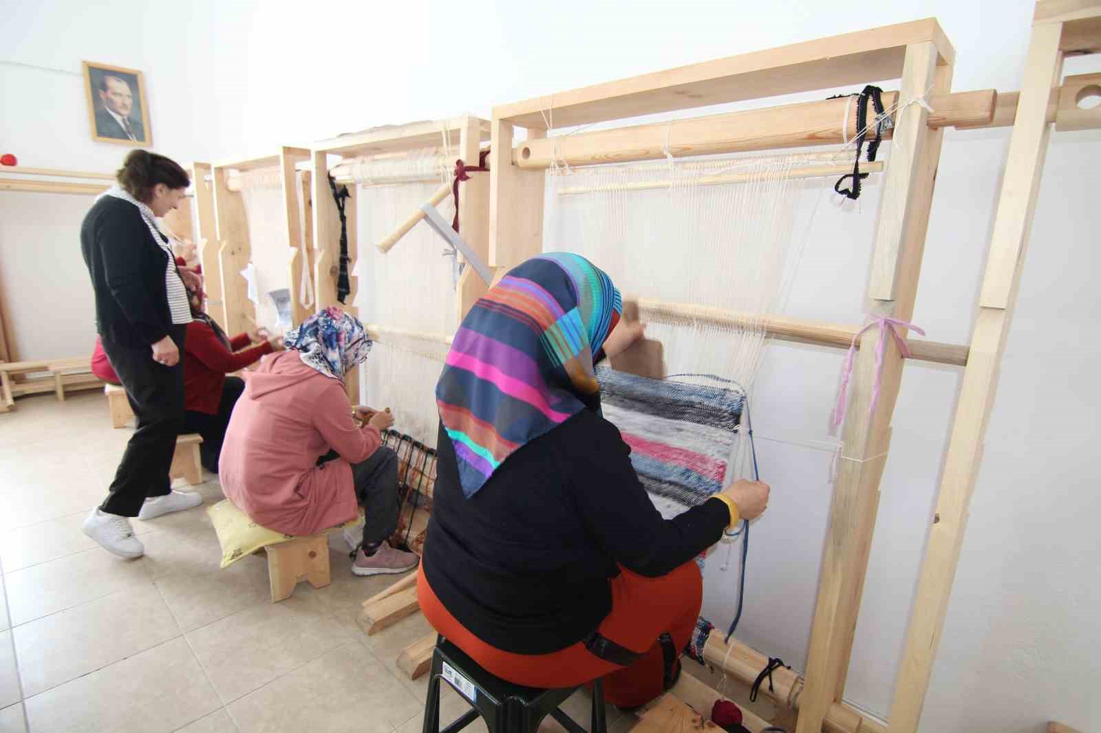 TÜRK DOKUMA SANATININ ÖNEMLİ KÜLTÜREL DEĞERLERİNDEN BİRİ OLAN GELENEKSEL KİLİMLER,