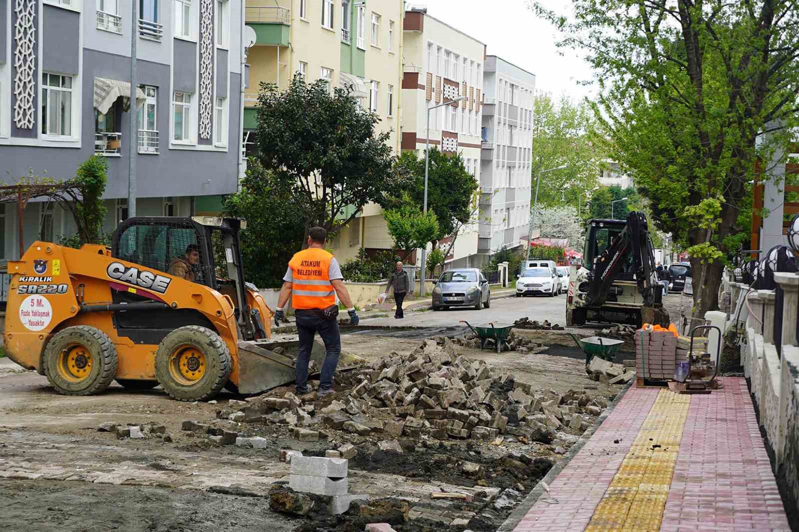 ATAKUM BELEDİYESİ FEN İŞLERİ MÜDÜRLÜĞÜ EKİPLERİ KENTİN İHTİYAÇ DUYULAN SOKAKLARINDA