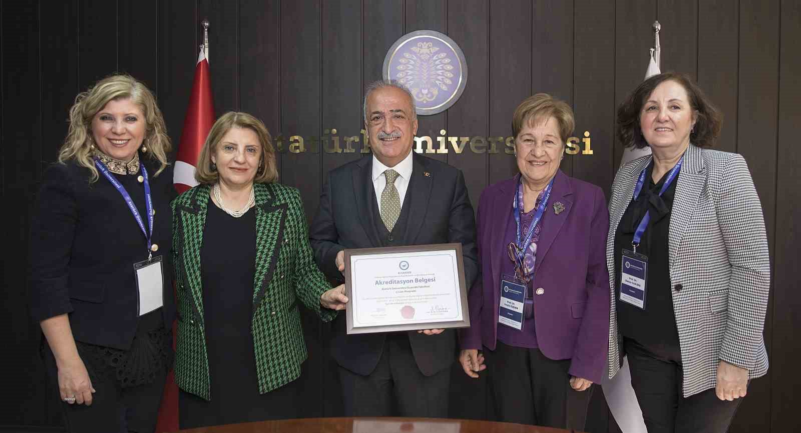 BAĞIMSIZ KURULLARCA, BELLİ BİR KALİTE STANDARDI DOĞRULTUSUNDA VERİLEN EĞİTİMİN ÖLÇÜSÜNÜ