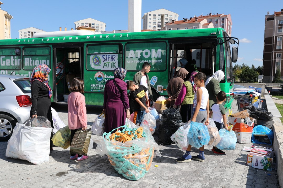 GETİR ATIĞINI AL HARÇLIĞI PROJESİYLE YEREL YÖNETİMLER ARASINDA TAKDİR TOPLAYAN