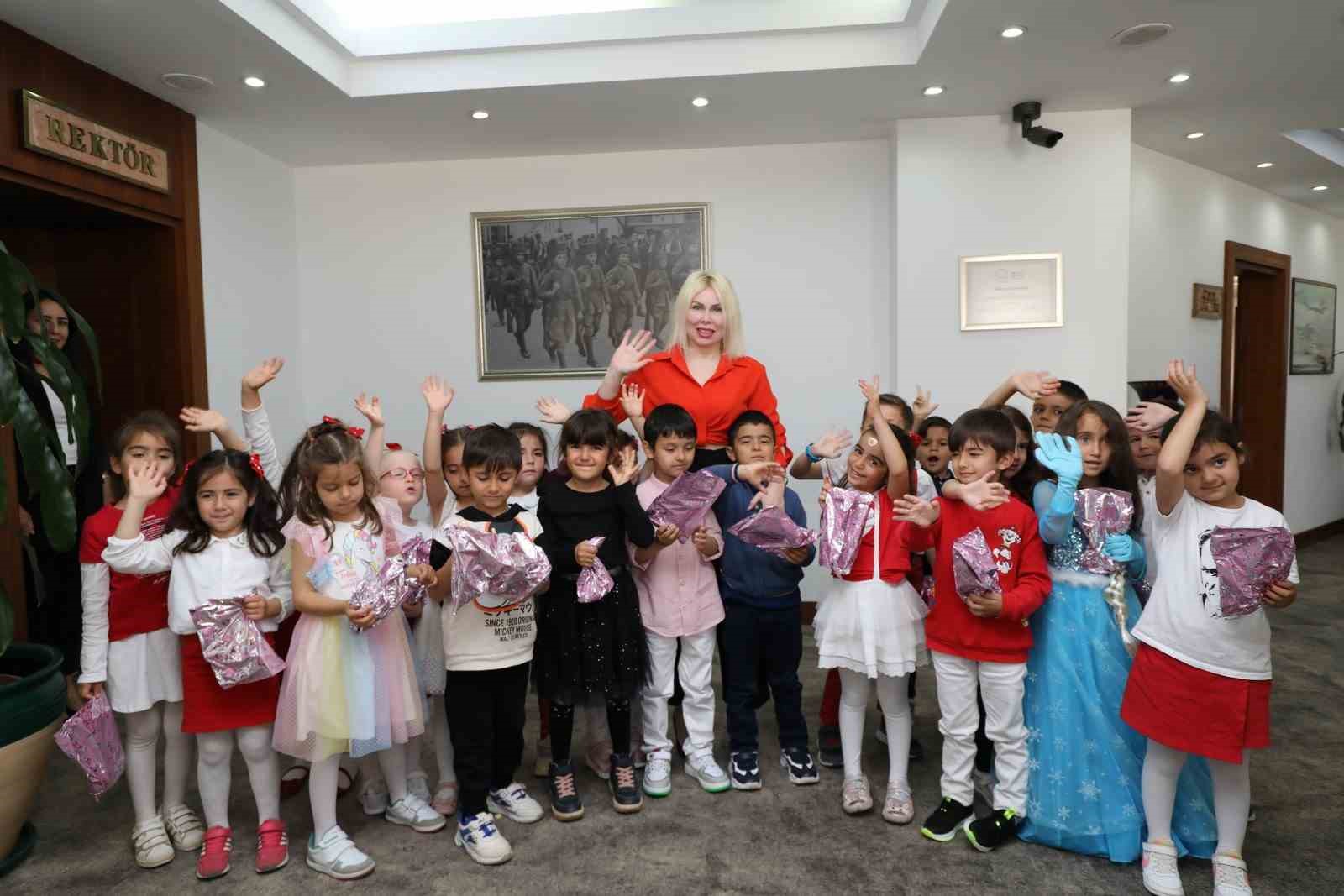 AKDENİZ ÜNİVERSİTESİ(AÜ) REKTÖRÜ PROF. DR. ÖZLENEN ÖZKAN, ÇOCUKLARLA BİR ARAYA