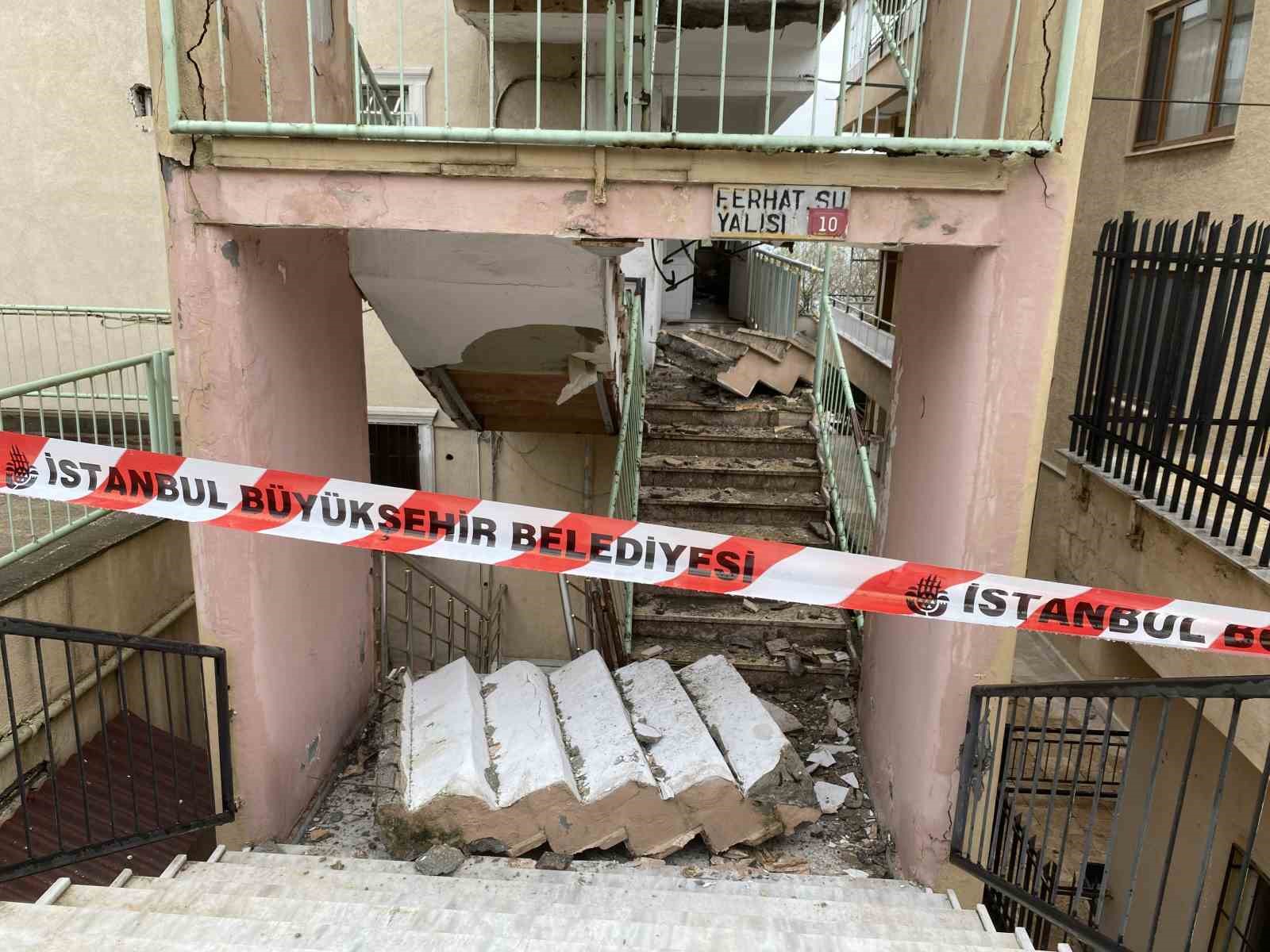 AVCILAR’DA, MERDİVENLERİ YIKILAN 4 KATLI 50 YILLIK APARTMAN TAHLİYE EDİLDİ.