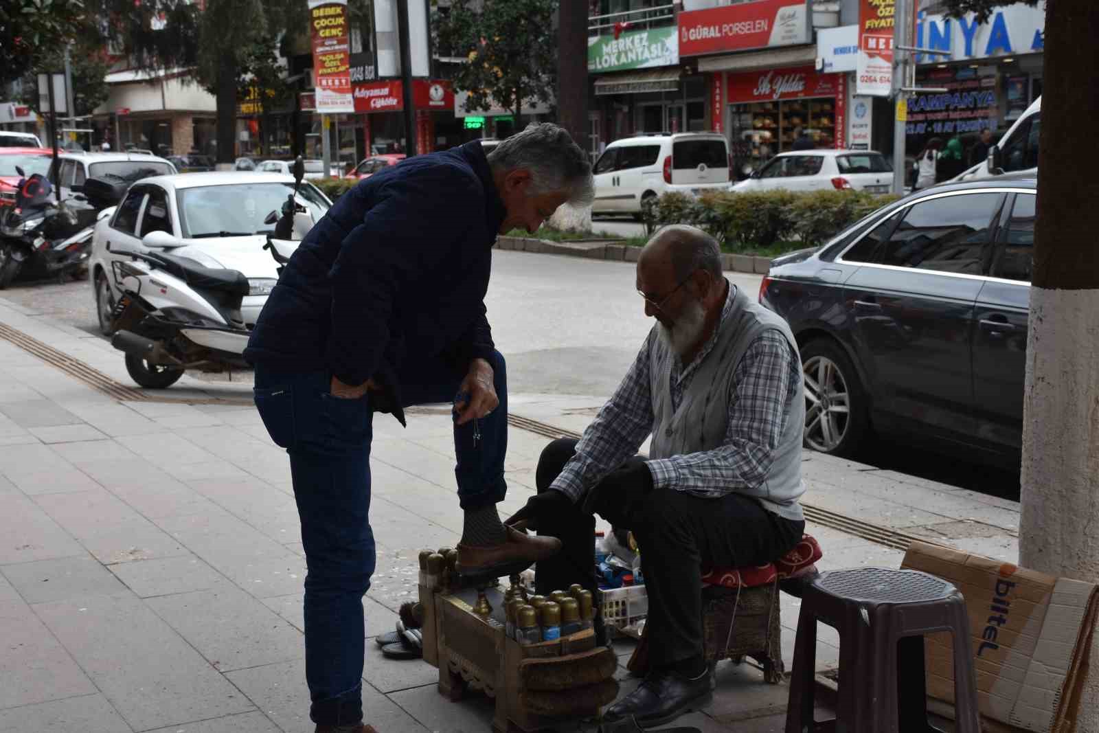 SAKARYA’NIN HENDEK İLÇESİNDE 43 YILDIR EKMEK TEKNESİ OLAN AYAKKABI BOYACILIĞINDA