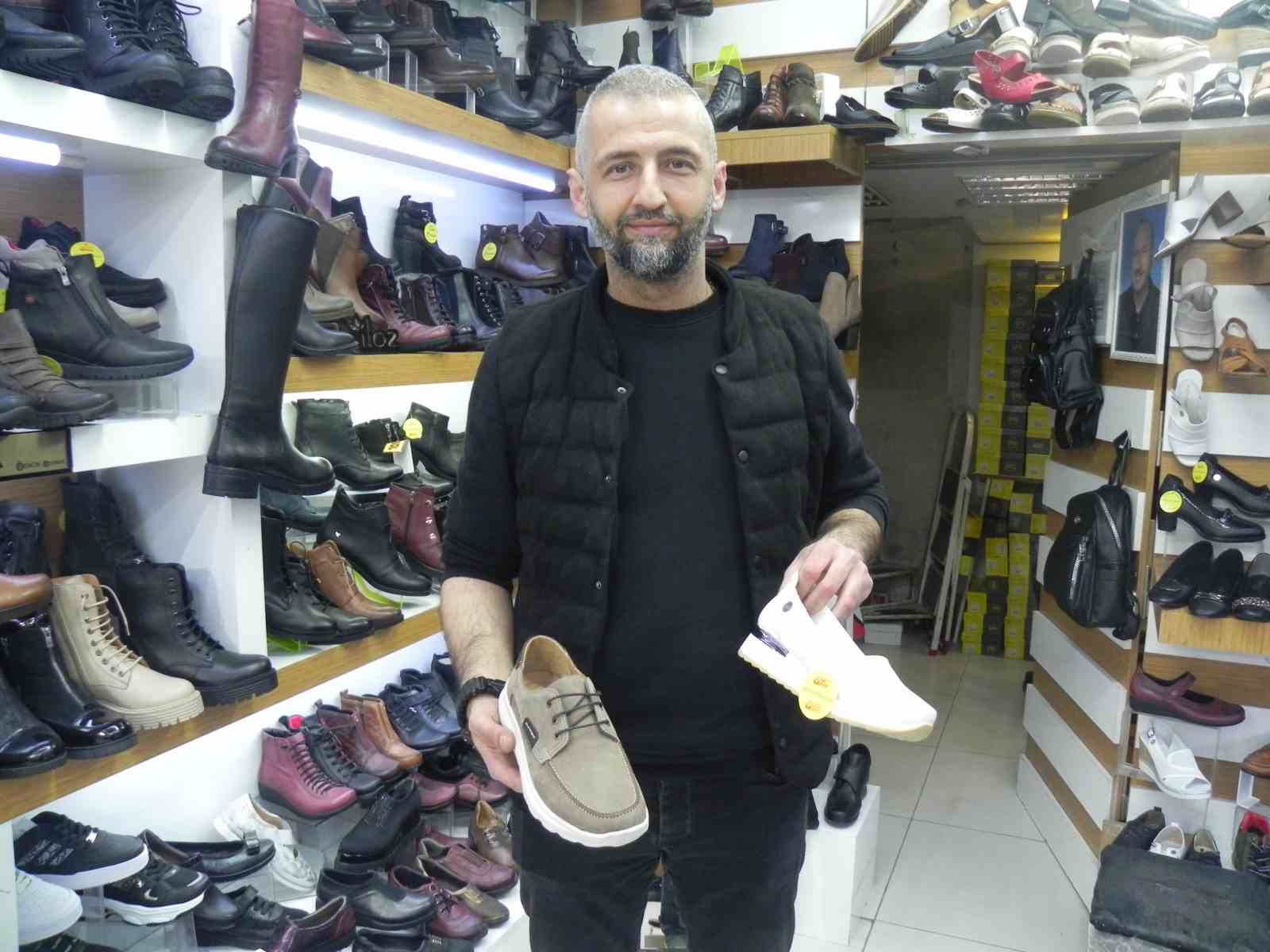 RAMAZAN BAYRAMINA BİR HAFTALIK BİR SÜRE KALA ESKİŞEHİR’DEKİ AYAKKABI SATICILARI,