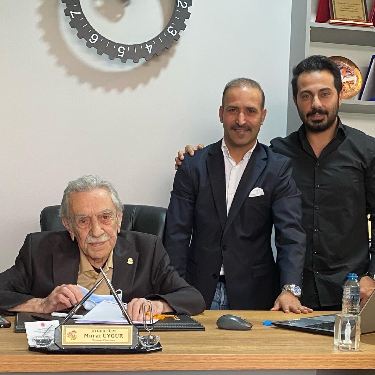 ÜNLÜ OYUNCU AYDEMİR AKBAŞ, YÖNETMEN MURAT UYGUR’UN UYUŞTURUCUYLA MÜCADELE İÇİN