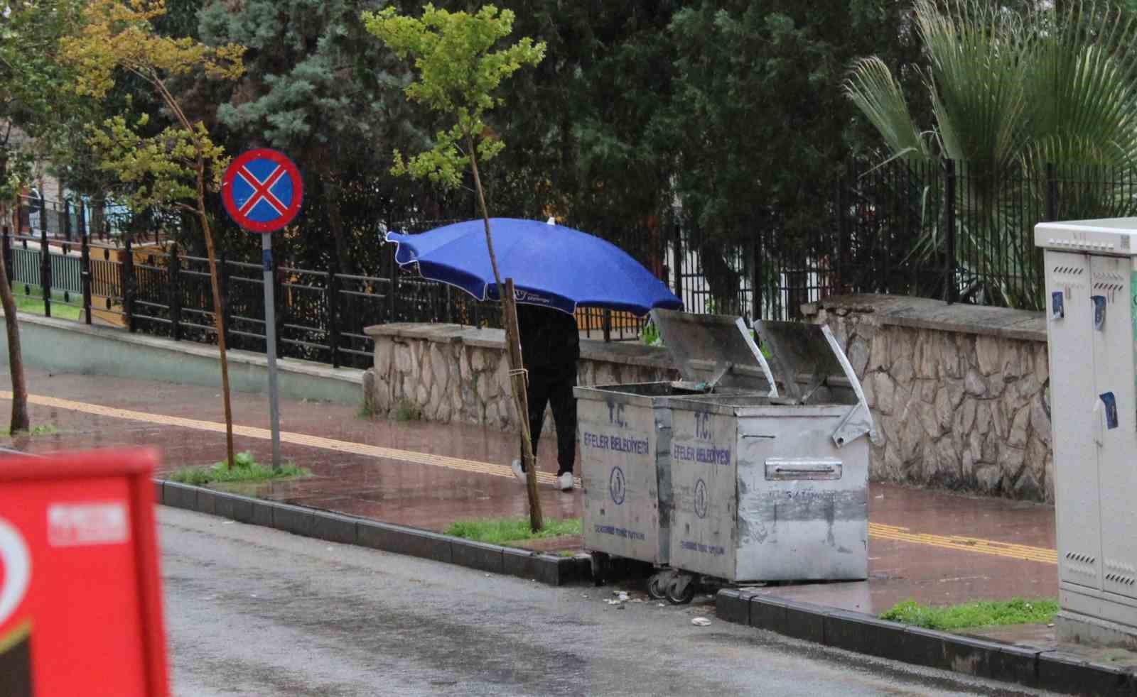 AYDIN’IN EFELER İLÇESİNDE ÖĞLEDEN SONRA BAŞLAYAN YAĞMURDAN KORUNMAK İSTERKEN BİR