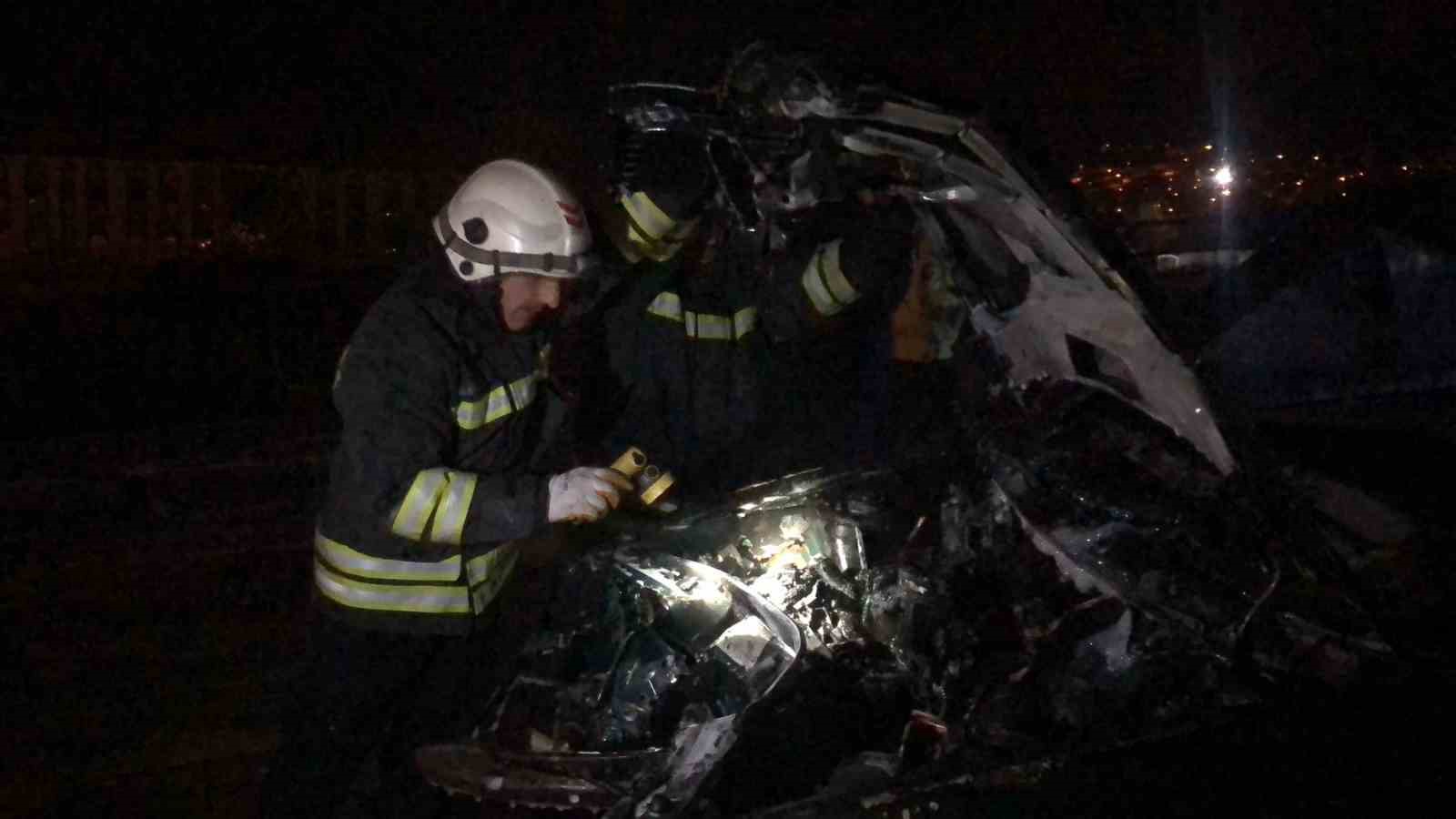 ERZURUM’DA AYDINLATMA DİREĞİNE ÇARPAN OTOMOBİL ALEV ALDI.