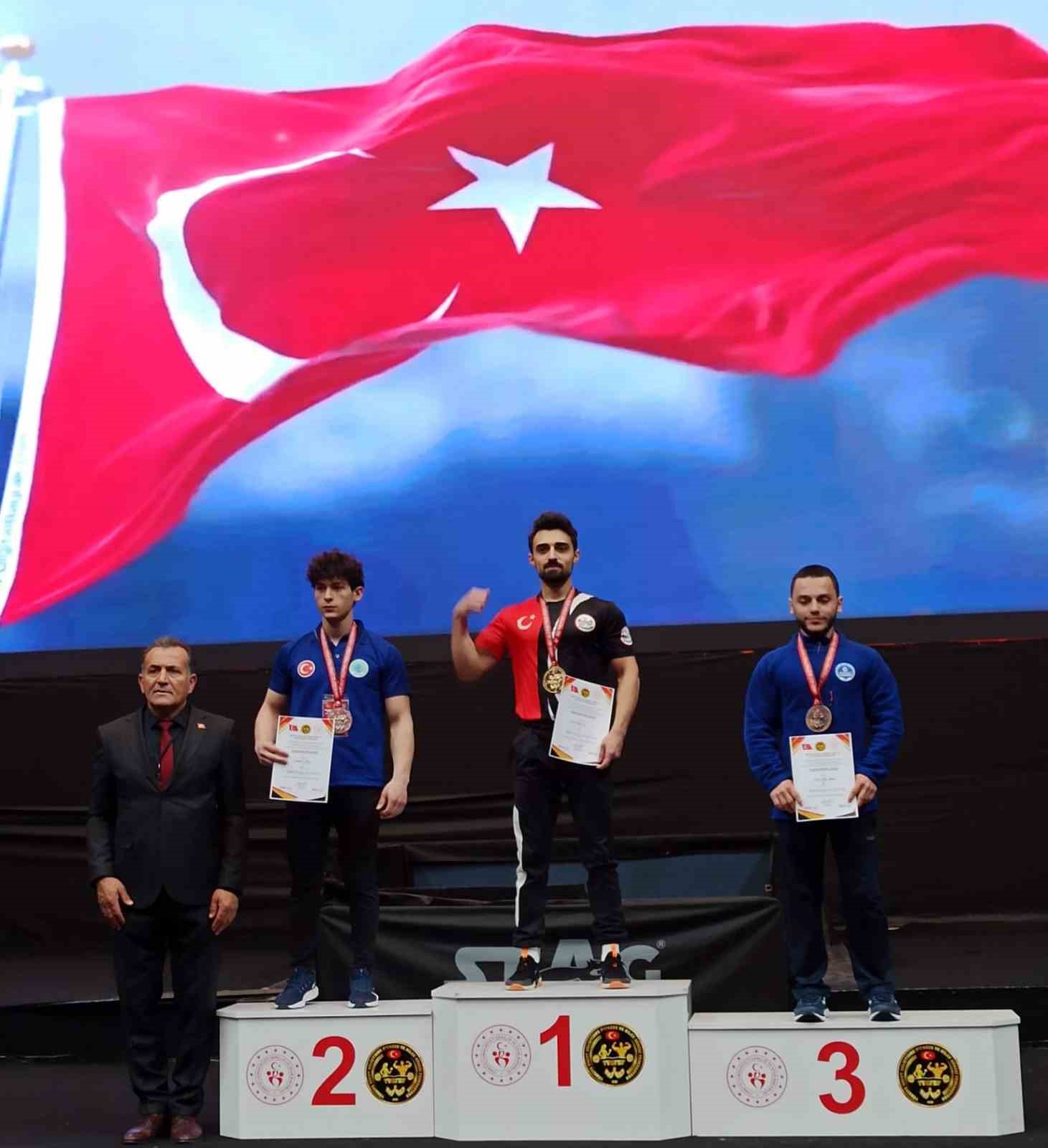 BİLEK GÜREŞİNDE TÜRKİYE ŞAMPİYONU OLAN BAYBURT ÜNİVERSİTESİ ÖĞRENCİSİ ENES TALHA