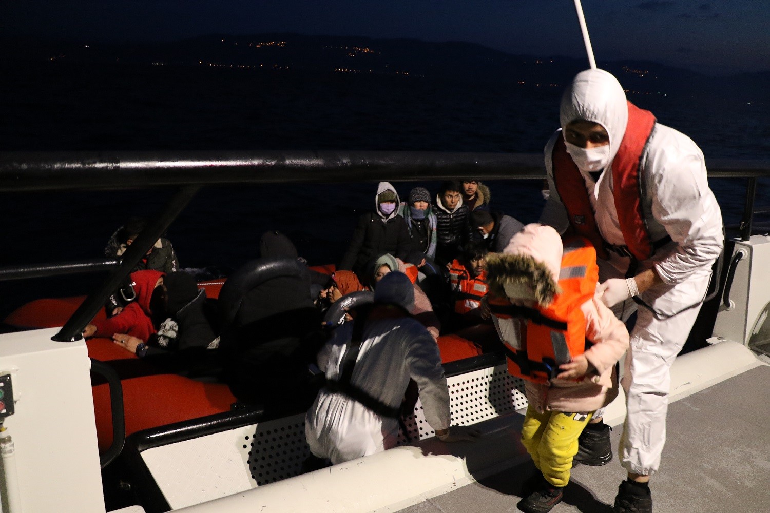 ÇANAKKALE’NİN AYVACIK İLÇESİ AÇIKLARINDA SAHİL GÜVENLİK EKİPLERİNCE DÜZENLENEN 4 FARKLI