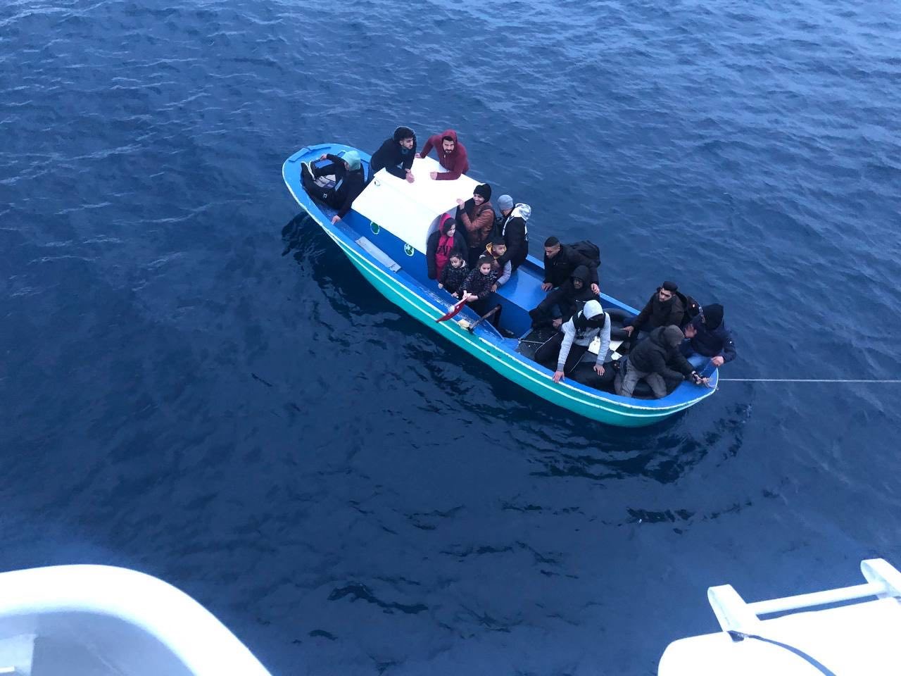 BALIKESİR’İN AYVALIK İLÇESİ AÇIKLARINDA MOTOR ARIZASI NEDENİYLE SÜRÜKLENEN AHŞAP TEKNEDEN