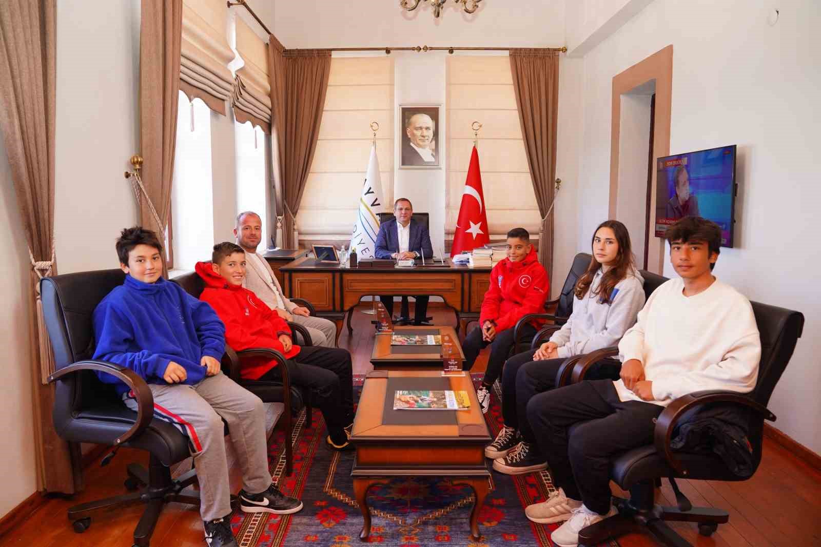 İTALYA’NIN GARDA GÖLÜ’NDE GERÇEKLEŞEN TECHNO 293 AVRUPA ŞAMPİYONASI’NDA AYVALIK BELEDİYE