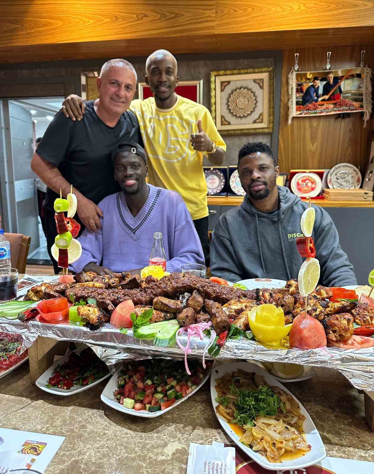 ADANA DEMİRSPOR’UN YILDIZLARI BADOU NDİAYE VE HENRY ONYEKURU, KENTE ÖZGÜ