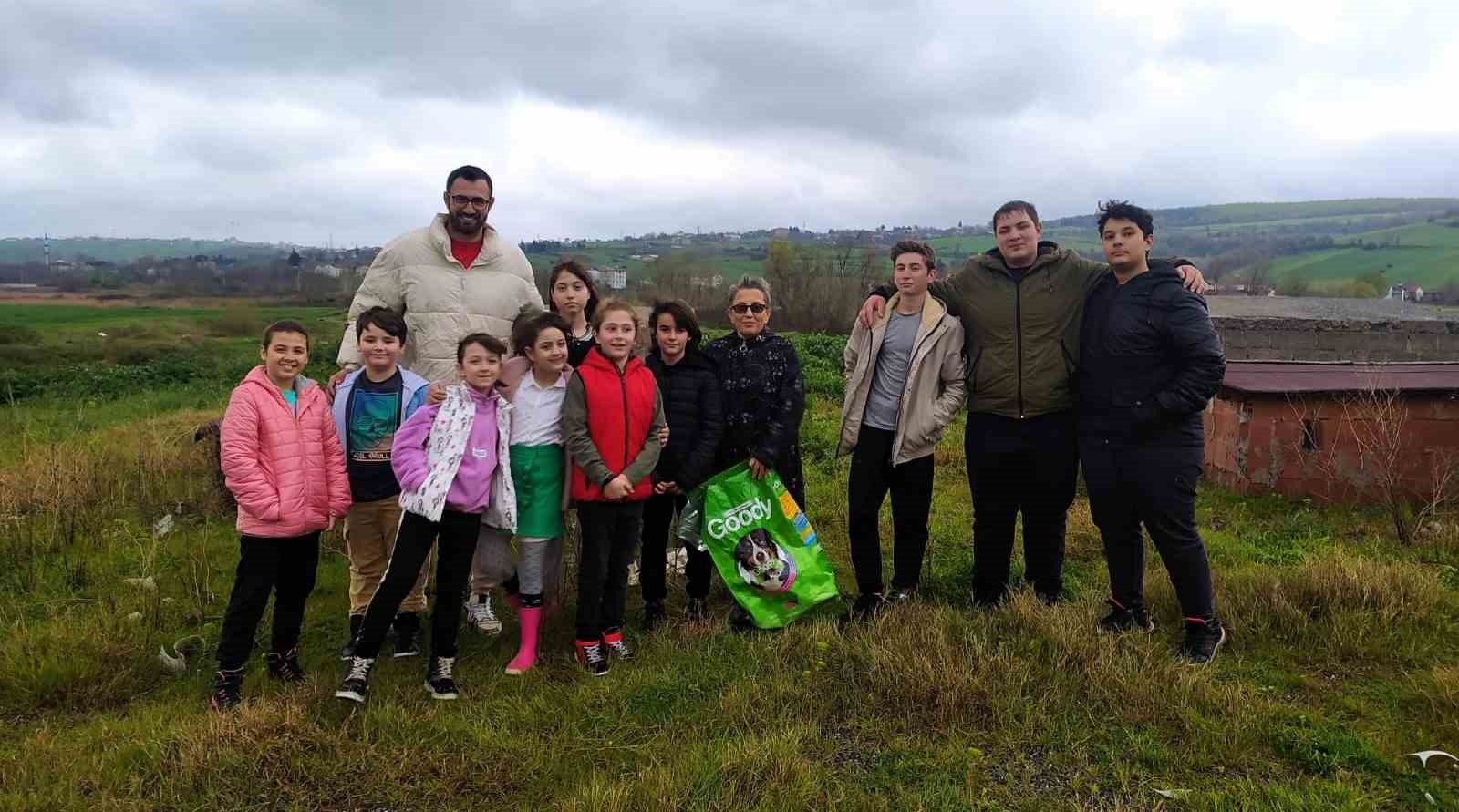 SAMSUN'UN BAFRA İLÇESİNDE BİR GRUP HAYVAN SEVER, SOKAK HAYVANLARINI UNUTMADI.