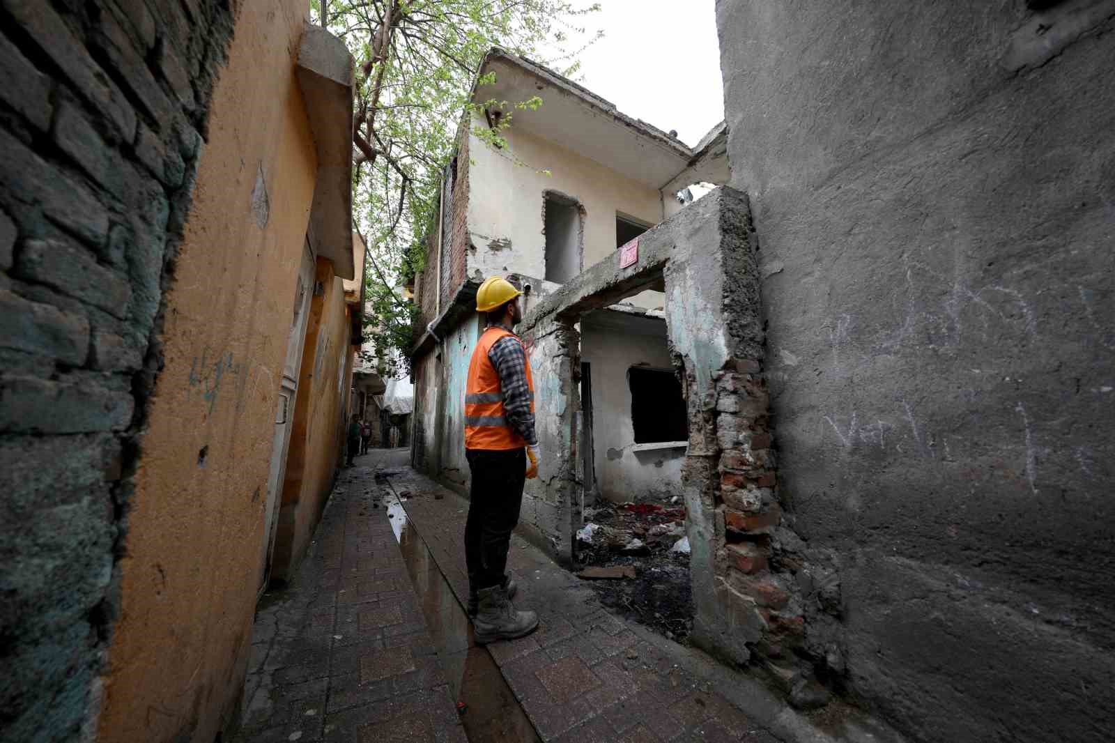 DİYARBAKIR BÜYÜKŞEHİR BELEDİYESİ, RİSKLİ ALAN İLAN EDİLEN BAĞLAR’DAKİ 90 METRUK