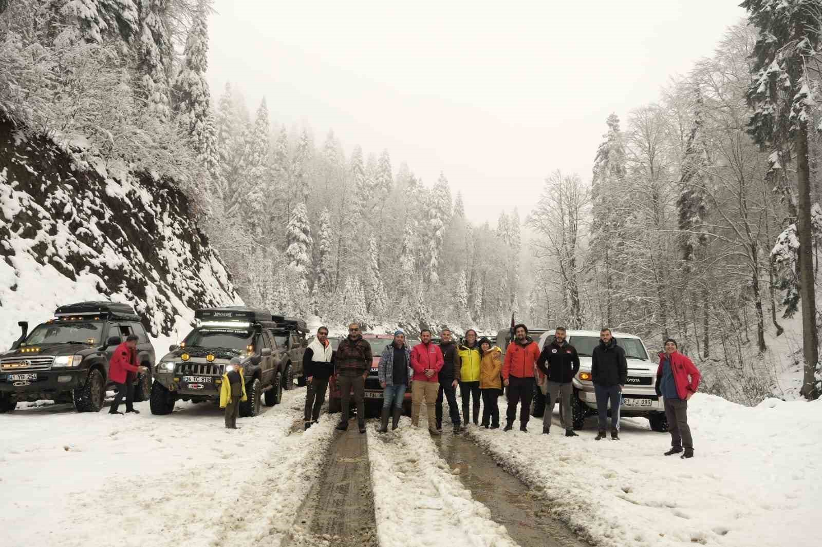 DÜZCE SAFARİ OFF-ROAD KULÜBÜ ÜYELERİ KARLA KAPLANAN YAYLALARA ÇIKARAK SAFARİ