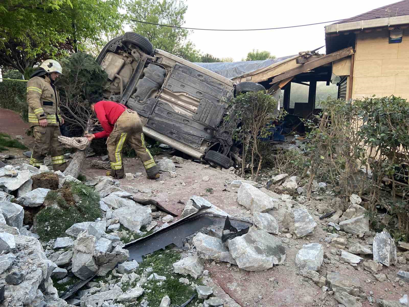 BAHÇELİEVLER’DE OTOMOBİL KAFENİN BAHÇESİNE UÇTU, 1 AĞIR YARALI