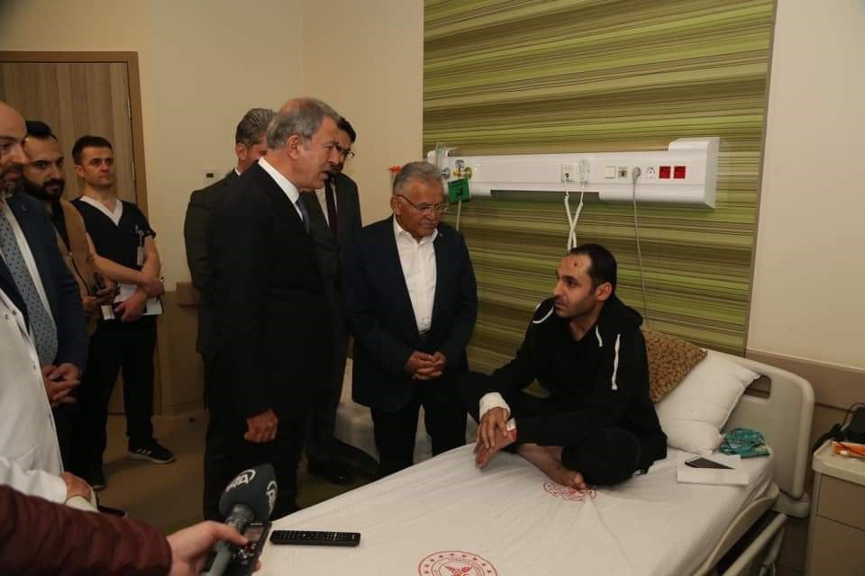RAMAZAN BAYRAMI SABAHINDA DEPREMDEN ETKİLENEN HATAY’DA VATANDAŞLARLA BİR ARAYA GELEN