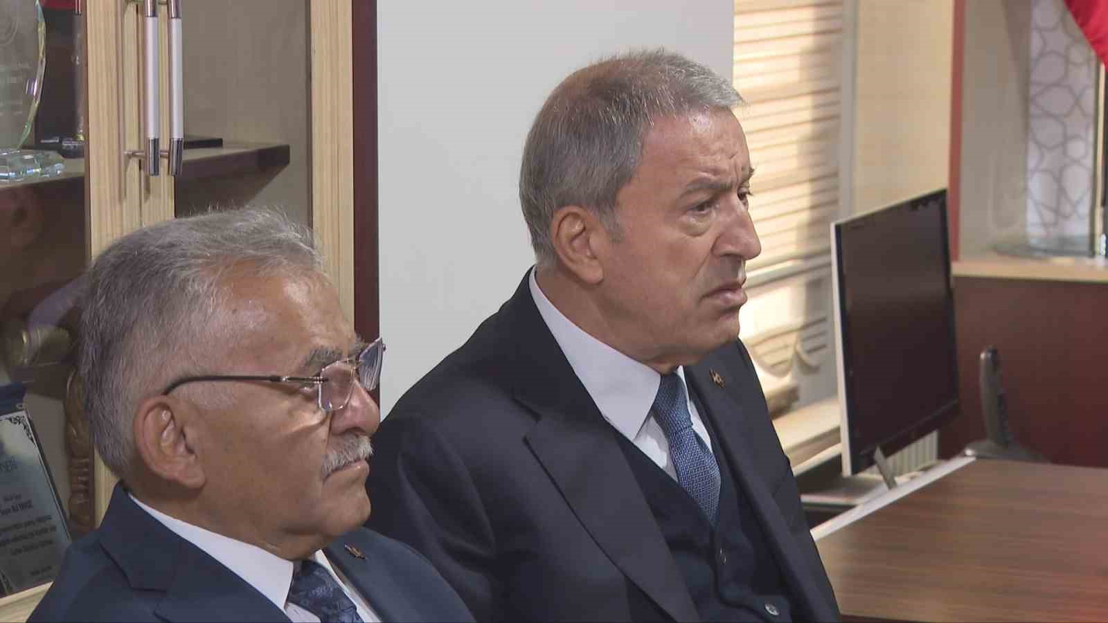 MİLLİ SAVUNMA BAKANI HULUSİ AKAR, “BİR OTOBÜSÜN ÖNÜNDE TERÖRİSTLER, ORTASINDA