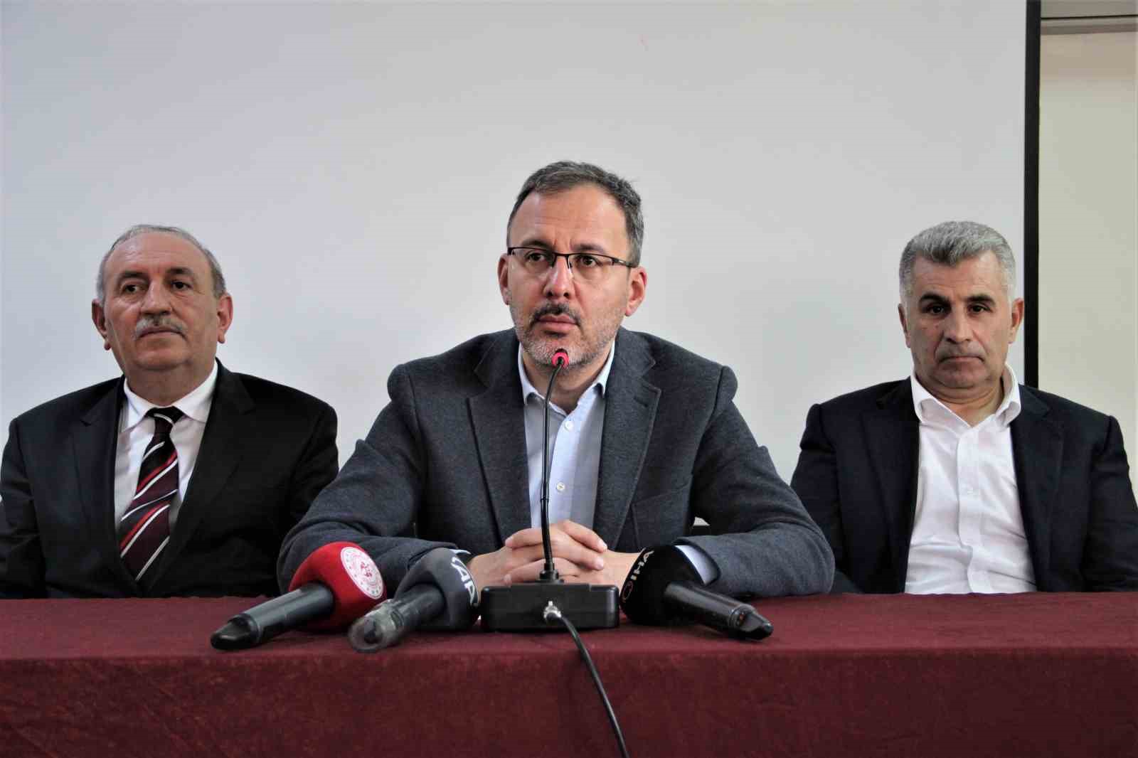 SEÇİM ÇALIŞMALARI İÇİN İZMİR'DE BULUNAN GENÇLİK VE SPOR BAKANI VE