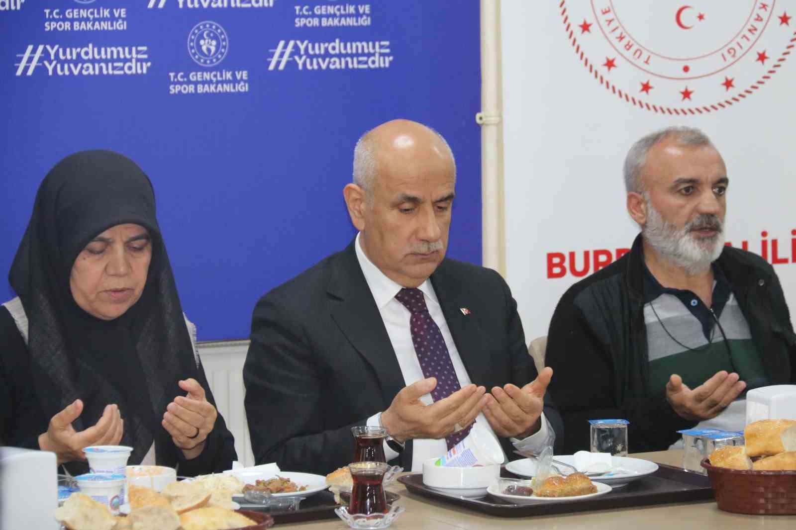 BAKAN KİRİŞCİ'NİN DEPREMZEDELER İLE İFTAR YAPMASI