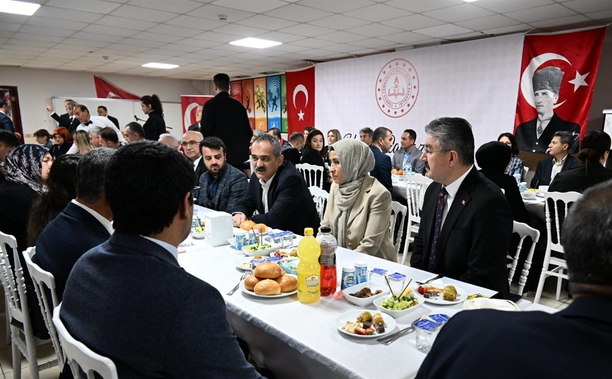 BAKAN ÖZER. "EN BÜYÜK ZENGİNLİĞİMİZ ÖĞRETMENLERİMİZ"