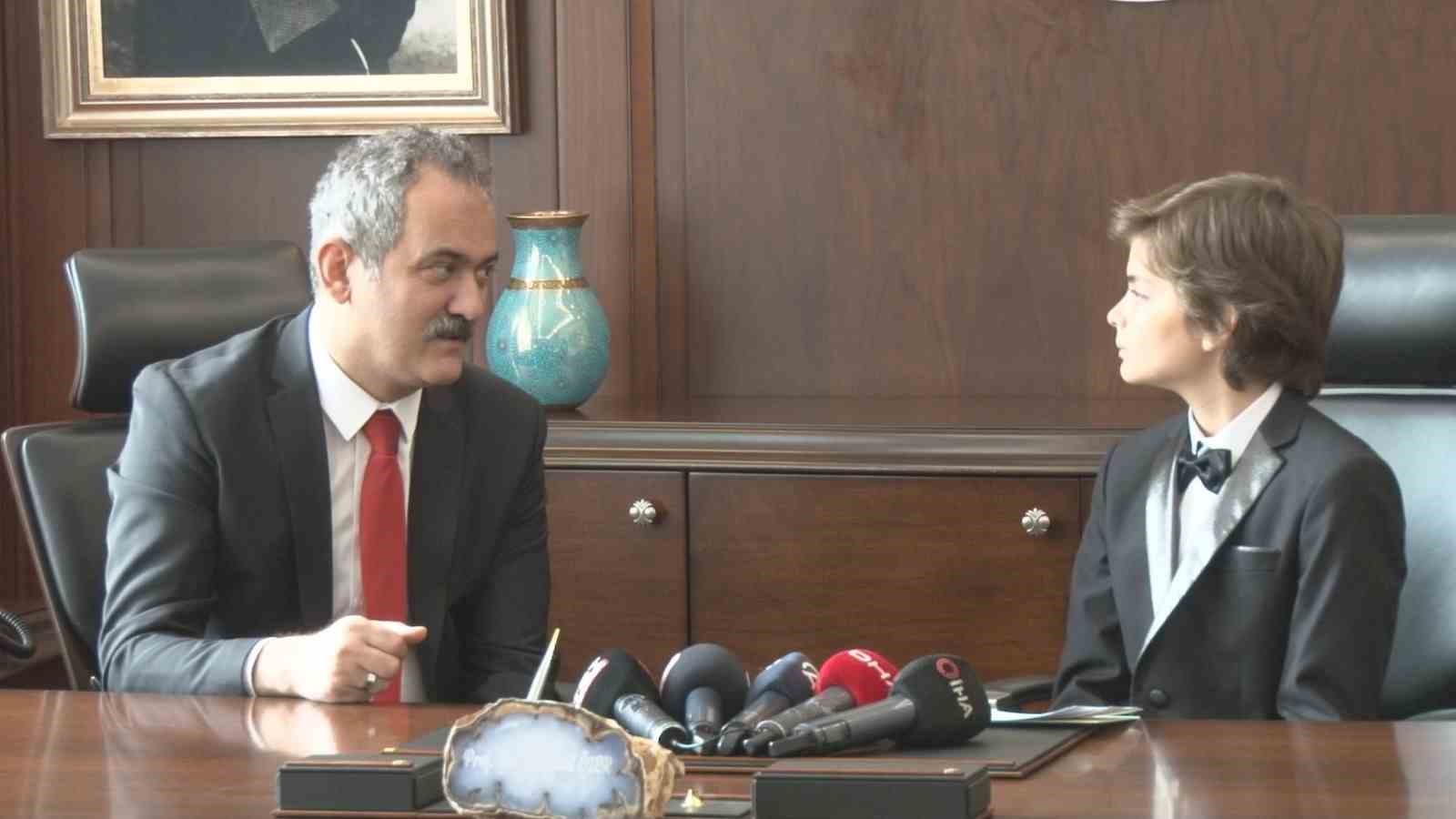 BAKAN ÖZER, KOLTUĞUNU 5’İNCİ SINIF ÖĞRENCİSİ KAAN CAN İL’E DEVRETTİ