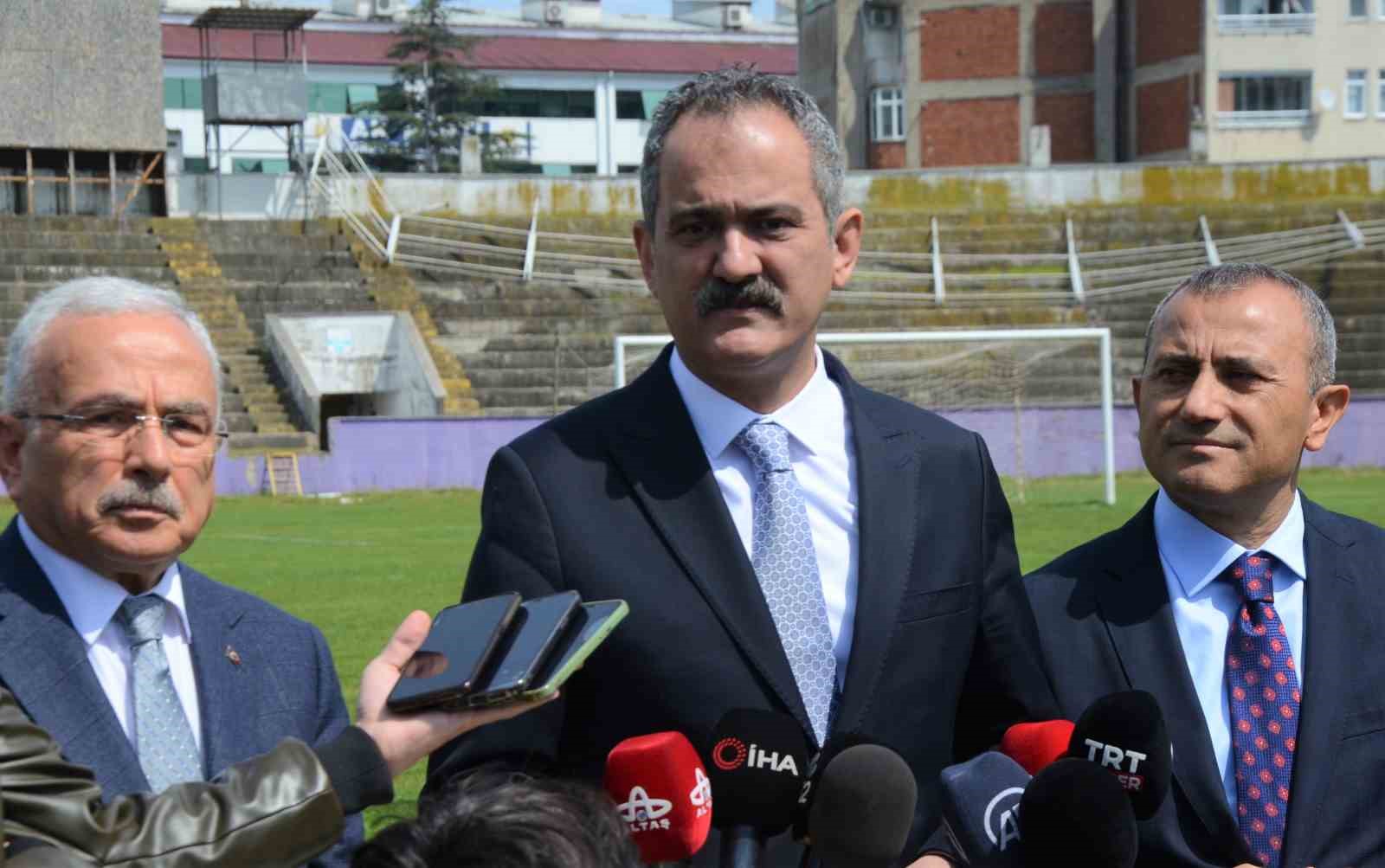 (SOLDAN SAĞA) BÜYÜKŞEHİR BELEDİYE BAŞKANI DR. MEHMET HİLMİ GÜLER, BAKAN