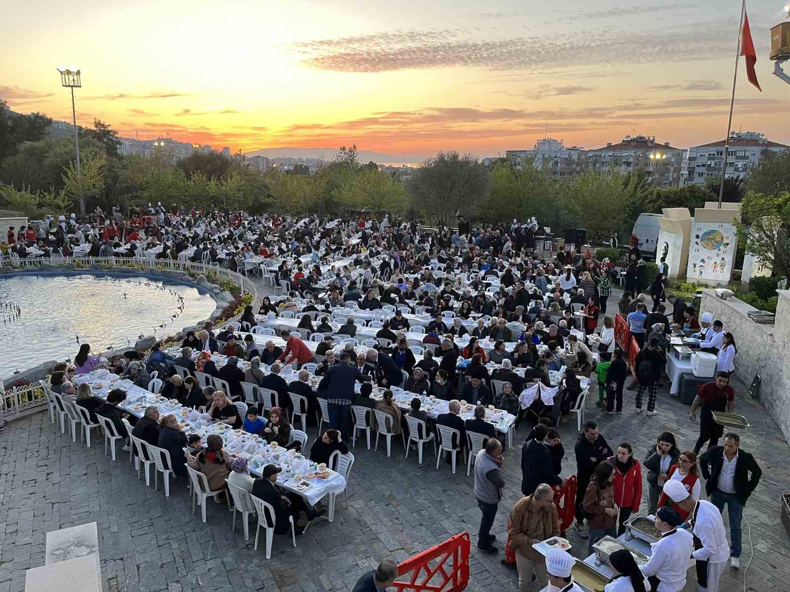 BALÇOVA BELEDİYESİ BİNLERCE VATANDAŞA ERZAK PAKETİ GÖNDERİRKEN, AÇIK ALANLARDA TOPLU