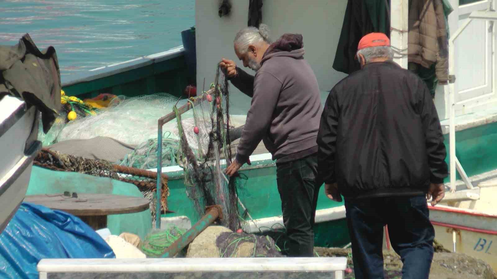 AKÇAKOCA’DA BALIKÇILAR AV SEZONUNU KAPATMA HAZIRLIKLARINI TAMAMLADI. TEKNELER KARAYA ÇEKİLDİ,